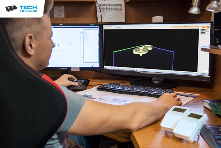 Konstruktor rysuje model prototypu 3D w specjalnym programie